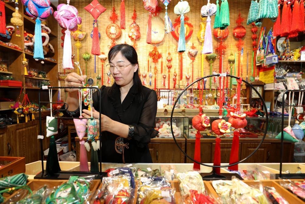 2025年5月25日，安徽省淮北市，非遺香包上貨架。（圖片來(lái)源：視覺(jué)中國(guó)）