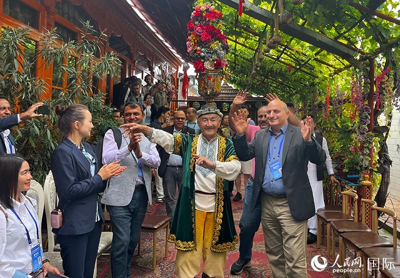 5月24日，外國媒體人在伊寧市喀贊其民俗旅游區(qū)參觀體驗。 人民網(wǎng)記者 翟轉(zhuǎn)麗攝