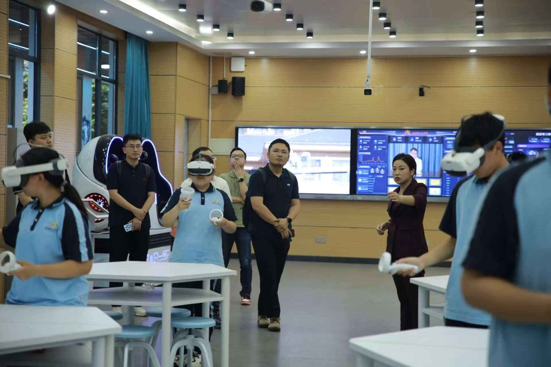 二橋中學(xué)學(xué)生在應(yīng)用VR設(shè)備學(xué)習(xí)。主辦方供圖