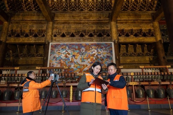 北京市測繪設(shè)計研究院團隊在太廟測繪（2023年2月19日攝）。2020年9月起，北京市測繪設(shè)計研究院的技術(shù)團隊開展了北京中軸線遺產(chǎn)點實地測繪，從文物保護、環(huán)境整治、文物騰退等方面為北京中軸線申遺提供空間數(shù)據(jù)底板。