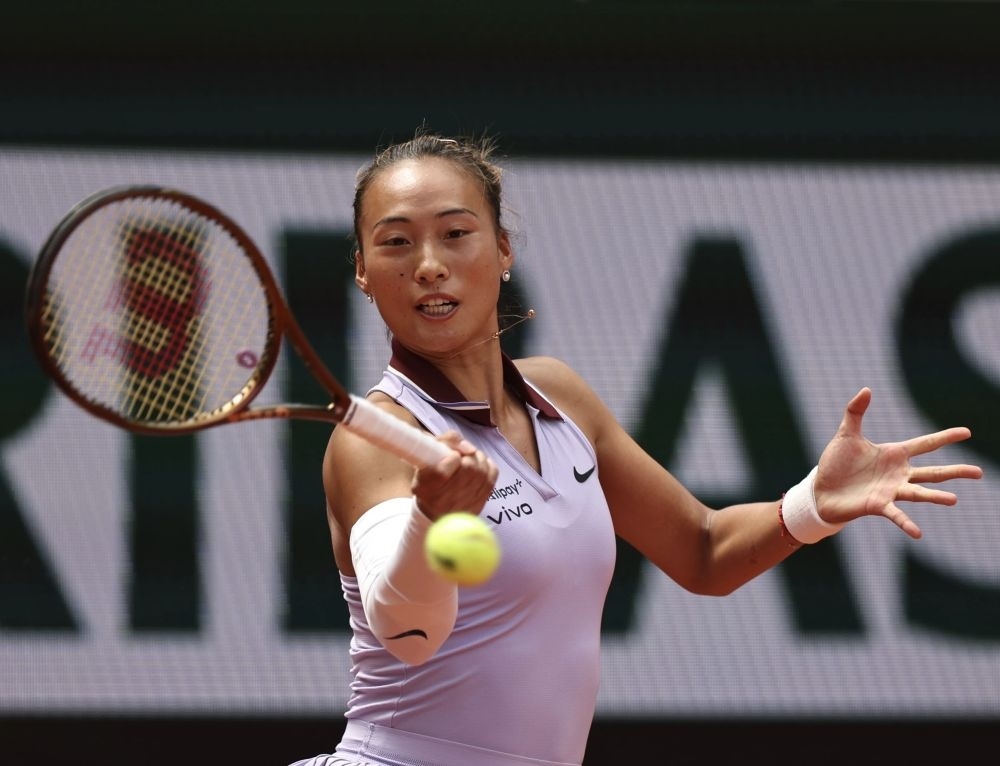 6月1日，鄭欽文在比賽中回球。新華社記者 李京 攝