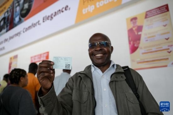 5月31日，在蒙內鐵路內羅畢站，一名前往蒙巴薩的乘客展示車票。新華社記者 楊光 攝