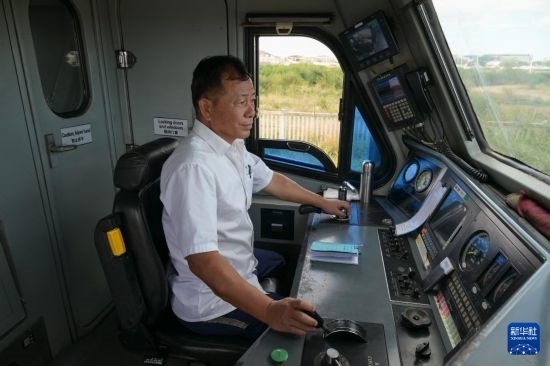 5月31日，在蒙內鐵路內羅畢站，機車駕駛員蔣立平在即將開往蒙巴薩的E2次列車上進行準備工作。新華社記者 楊光 攝