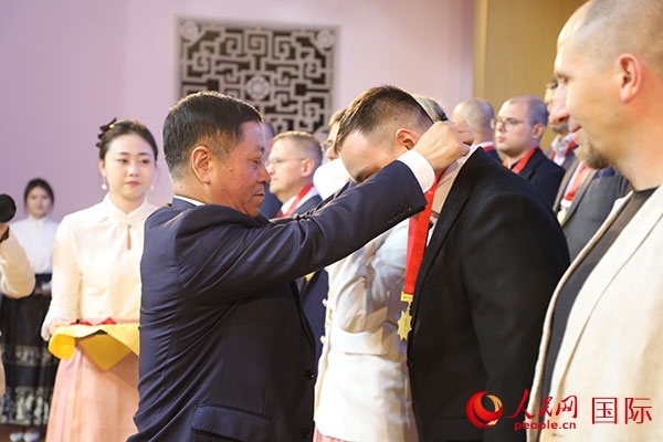 中國駐俄羅斯大使張漢暉為獲獎?wù)哳C獎。人民網(wǎng)記者 肖新新攝