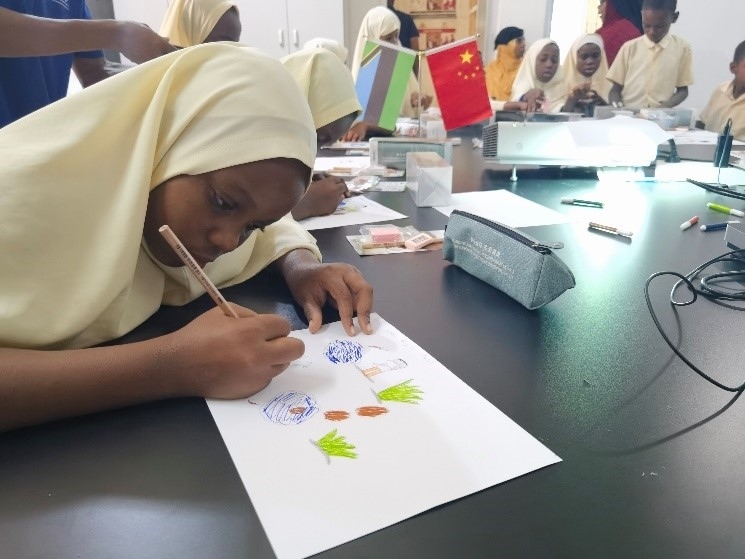 學(xué)生踴躍參與繪畫活動。施亮攝