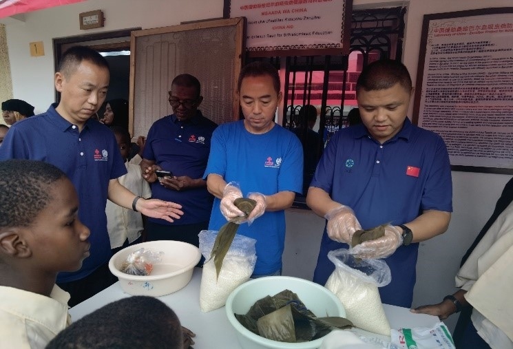 中方專家示范包粽子。施亮攝