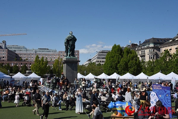 “你好！中國(guó)”端午游園會(huì)在斯德哥爾摩國(guó)王花園廣場(chǎng)舉辦。人民網(wǎng)記者 殷淼攝