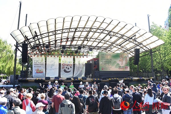 中瑞民眾歡聚國(guó)王花園廣場(chǎng)共慶端午佳節(jié)。人民網(wǎng)記者 殷淼攝