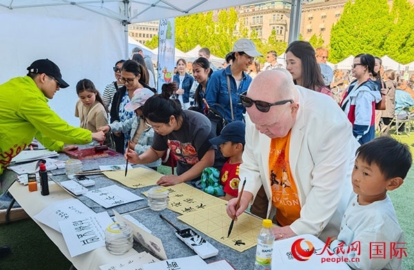 書法體驗(yàn)。人民網(wǎng)記者 殷淼攝