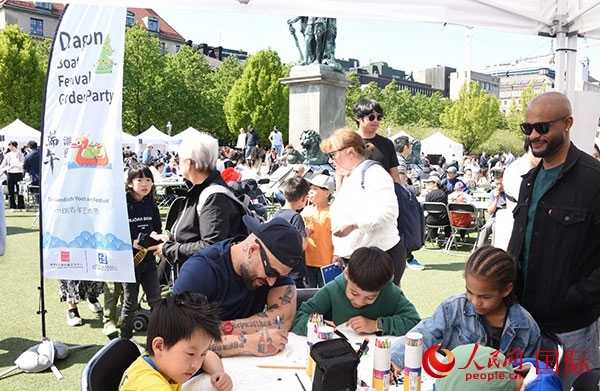 體驗(yàn)熊貓彩繪活動(dòng)。人民網(wǎng)記者 殷淼攝