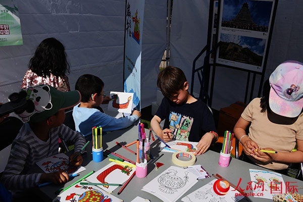 端午文化體驗(yàn)—龍舟圖片填色。人民網(wǎng)記者 殷淼攝