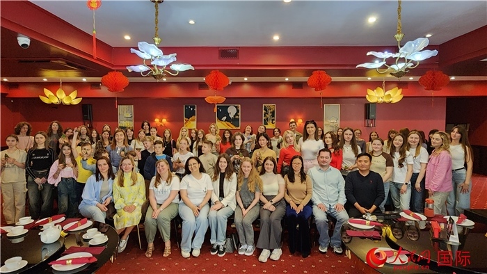 “慶端午學(xué)中文”活動(dòng)全體合照。人民網(wǎng)記者蔡子暢攝