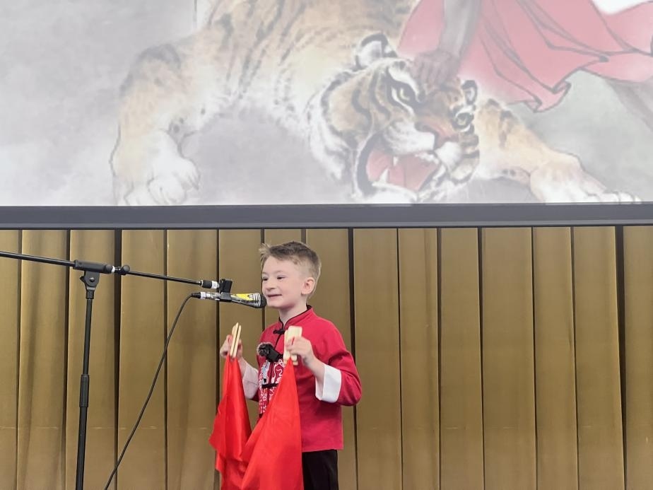 一航表演快板《武松打虎》。布加勒斯特大學(xué)孔子學(xué)院供圖