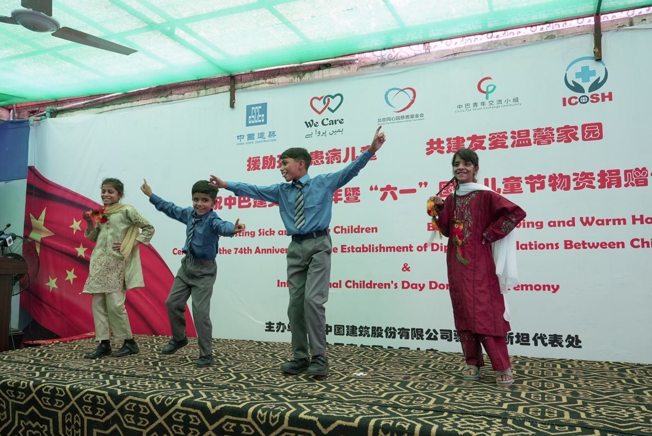 受捐孤兒在活動(dòng)現(xiàn)場表演自己創(chuàng)作的舞蹈節(jié)目。瓦加斯·阿赫邁德攝