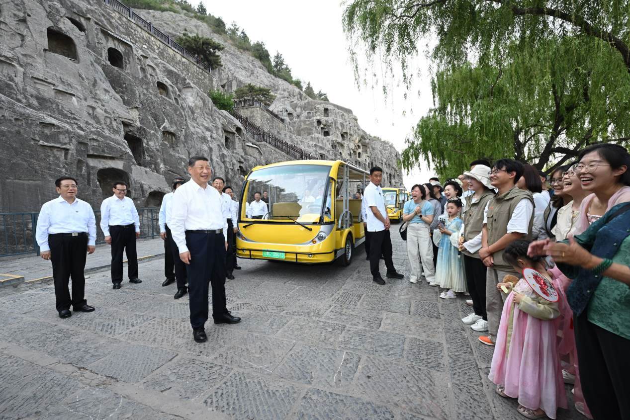 5月19日，習(xí)近平在洛陽龍門石窟考察時(shí)，同游客親切交流。