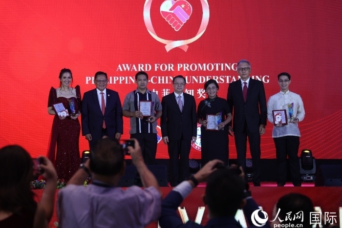 黃溪連大使和菲中了解協(xié)會(huì)主席與榮獲“友誼獎(jiǎng)”的獲獎(jiǎng)?wù)吆嫌傲裟睢Ｈ嗣窬W(wǎng)記者 樊帆攝