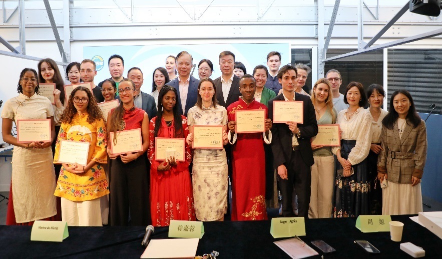 圖1：中國駐法使館公使陳力、教育公參周家貴與比賽師生、評委合影（圖片：巴黎西岱大學孔子學院）